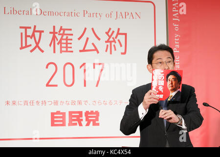 Fumio Kishida, policy Chief von Japans regierende Liberaldemokratische Partei (LDP), stellt die Partei Manifest für den kommenden 22. Oktober Parlamentswahlen, während einer Pressekonferenz in der Zentrale der Partei am 2. Oktober 2017, Tokio, Japan. (Foto von Rodrigo Reyes Marin/LBA) Stockfoto