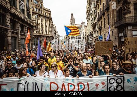 Barcelona, Spanien. 3. Okt 2017. Tausende von katalanischen Unabhängigkeit Aktivisten shout Slogans wie Sie marschieren durch Barcelona während eines Generalstreiks in der Verteidigung der Rechte und Freiheiten nach der Gewalt der Polizei während der Secession Referendum am 1. Oktober. Spaniens Regierung bestreitet, dass es eine Volksabstimmung gewesen und nicht das Ergebnis als die Katalanische referendum Gesetz akzeptieren, indem das Spanische Verfassungsgericht Credit ausgesetzt worden waren: Matthias Oesterle/Alamy leben Nachrichten Stockfoto