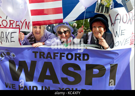 Manchester, Großbritannien. 3. Okt 2017. WASPI (Frauen gegen staatliche Rente Ungleichheit) Mitkämpfer, viele der in der Viktorianischen Suffragette Kostüme, Schwarm in Manchester aus ganz Großbritannien am dritten Tag der Tory-partei Konferenz zu protestieren. WASPI ist 150 Gruppe starke & hat 76.000 Unterstützer. Friedens-, anti-Sparpolitik, Anti-Kriegs-Proteste, einschließlich Kundgebungen, Versammlungen, Comedy, Musik & Kultur, die während der vier Tage nach dem Parteitag der Konservativen in Manchester, UK. 1. - 4. Oktober 2017. Credit: Graham M. Lawrence/Alamy leben Nachrichten Stockfoto