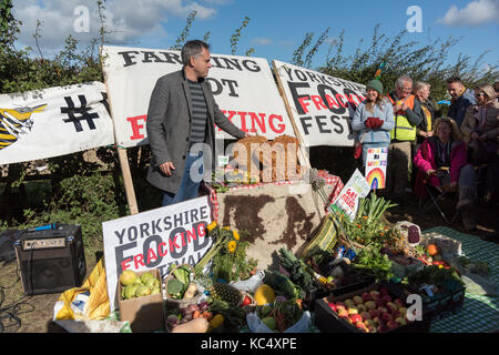 Kirby Misperton, UK. 3. Okt 2017. Grüne Partei co-Chef Jonathan Bartley macht Rede außerhalb des Dritten Energie fracking site an Kirby Misperton in North Yorkshire Credit: Richard Burdon/Alamy leben Nachrichten Stockfoto