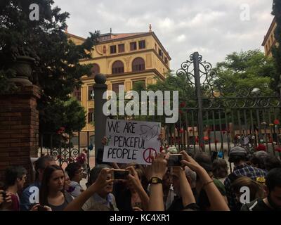 Barcelona, Spanien. 03 Okt, 2017. Pro Separatisten der katalanischen Unabhängigkeit Volksabstimmung Protest in der Nähe der Schule "Ramon Llull', einer der Orte, die mehr Polizei Repression während des katalanischen Unabhängigkeit Referendum am vergangenen Sonntag empfing, in Barcelona, Spanien, 03. Oktober 2017. Nach dem umstrittenen Referendum in Katalonien, der Regionalregierung von Puigdemont bereitet sich auf die Abspaltung von Spanien, nach eigenen Angaben. Am Dienstag, Gewerkschaften und andere Organisationen aufgerufen, einen Streik aus Protest gegen das harte Vorgehen der Polizei in Katalonien. Stockfoto