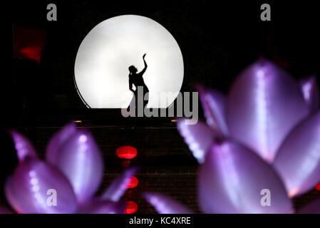 Zaozhuang, Provinz Shandong in China. 2. Okt 2017. Eine Schauspielerin Tänze für Touristen auf der Stadtmauer von Taierzhuang antike Stadt im Osten Chinas Zaozhuang, Provinz Shandong, Oktober 2, 2017. Credit: Sun Zhongzhe/Xinhua/Alamy leben Nachrichten Stockfoto