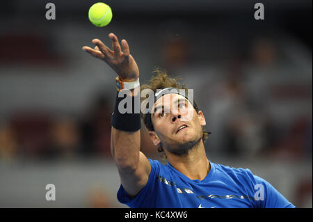 Peking, China. 3. Okt 2017. Rafael Nadal von Spanien dient die Kugel während der Männer singles gegen Lucas Pouille Frankreichs bei Tennis Turnier 2017 China Open in Peking, der Hauptstadt von China, Oktober 3, 2017. Nadal gewann 2-1. Credit: Ju Huanzong/Xinhua/Alamy leben Nachrichten Stockfoto