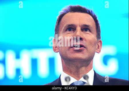 Manchester, Großbritannien. 3. Okt 2017. Jeremy Hunt, Staatssekretär für Gesundheit, in seiner Rede auf der Konferenz, am Morgen des zweiten Tages der Konservativen Partei Konferenz an der Manchester Central Convention Complex. Diese Konferenz folgt den allgemeinen Wahlen vom Juni 2017, in dem die konservative Partei ihre parlamentarische Mehrheit in einer hing das Parlament dadurch verloren. Credit: Kevin Hayes/Alamy leben Nachrichten Stockfoto