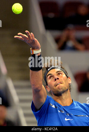 Peking, China. 3. Okt 2017. Rafael Nadal von Spanien dient die Kugel während der Männer singles gegen Lucas Pouille Frankreichs bei Tennis Turnier 2017 China Open in Peking, der Hauptstadt von China, Oktober 3, 2017. Nadal gewann 2-1. Credit: Er Changshan/Xinhua/Alamy leben Nachrichten Stockfoto