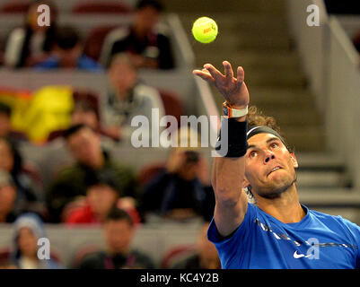 Peking, China. 3. Okt 2017. Rafael Nadal von Spanien dient die Kugel während der Männer singles gegen Lucas Pouille Frankreichs bei Tennis Turnier 2017 China Open in Peking, der Hauptstadt von China, Oktober 3, 2017. Nadal gewann 2-1. Credit: Er Changshan/Xinhua/Alamy leben Nachrichten Stockfoto