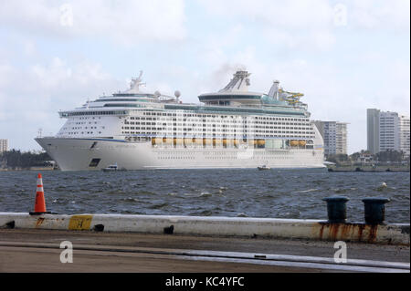 Fort Lauderdale, USA. 3. Okt 2017. Opfer von Hurrikan Maria Ankunft in Port Everglades in Fort Lauderdale, Florida am 3. Oktober 2017 Nach von Puerto Rico und den U.S. Virgin Islands an Bord der Royal Caribbean Cruise Ship Abenteuer der Meere evakuiert werden. Das Schiff ging in San Juan, Puerto Rico am 28. September vor dem Aufnehmen der Asylanten, die Bereitstellung von Hilfsgütern in St. Croix und St. Thomas. Die rund 3.800 Passagiere zu Florida brachte eine Reihe von gestrandeten Touristen. Credit: Paul Hennessy/Alamy leben Nachrichten Stockfoto