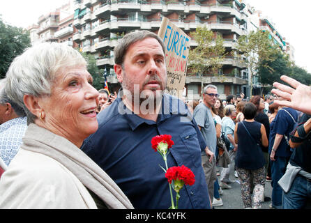 Barcelona, Spanien. 3. Okt 2017. Oriol Junqueras, stellvertretender Präsident der Generalitat de Catalunya, die während der Demonstration vor der Ramon Llull Schule, wo dort waren die Gebühren, die während des Referendums, während des Generalstreiks in Katalonien aus Protest gegen das, was während der Volksabstimmung im Oktober 1, in Barcelona passiert ist, am Oktober 03, 2017. Credit: Gtres Información más Comuniación auf Linie, S.L./Alamy leben Nachrichten Stockfoto