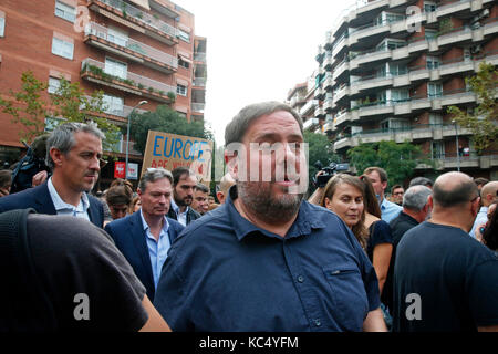 Barcelona, Spanien. 3. Okt 2017. Oriol Junqueras, stellvertretender Präsident der Generalitat de Catalunya, die während der Demonstration vor der Ramon Llull Schule, wo dort waren die Gebühren, die während des Referendums, während des Generalstreiks in Katalonien aus Protest gegen das, was während der Volksabstimmung im Oktober 1, in Barcelona passiert ist, am Oktober 03, 2017. Credit: Gtres Información más Comuniación auf Linie, S.L./Alamy leben Nachrichten Stockfoto