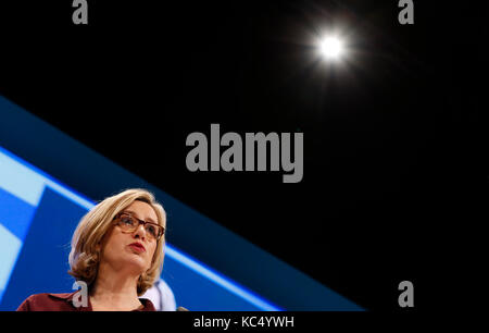 Manchester, Großbritannien. 3. Okt 2017. British Home Secretary Amber Rudd ihre Rede auf die Konservative Partei Jährliche Konferenz 2017 in Manchester, Großbritannien, am Okt. 3, 2017. Credit: Han Yan/Xinhua/Alamy leben Nachrichten Stockfoto