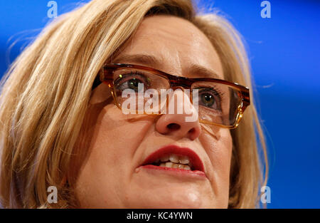 Manchester, Großbritannien. 3. Okt 2017. British Home Secretary Amber Rudd ihre Rede auf die Konservative Partei Jährliche Konferenz 2017 in Manchester, Großbritannien, am Okt. 3, 2017. Credit: Han Yan/Xinhua/Alamy leben Nachrichten Stockfoto