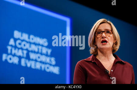 Manchester, Großbritannien. 3. Okt 2017. British Home Secretary Amber Rudd ihre Rede auf die Konservative Partei Jährliche Konferenz 2017 in Manchester, Großbritannien, am Okt. 3, 2017. Credit: Han Yan/Xinhua/Alamy leben Nachrichten Stockfoto