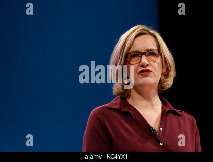 Manchester, Großbritannien. 3. Okt 2017. British Home Secretary Amber Rudd ihre Rede auf die Konservative Partei Jährliche Konferenz 2017 in Manchester, Großbritannien, am Okt. 3, 2017. Credit: Han Yan/Xinhua/Alamy leben Nachrichten Stockfoto