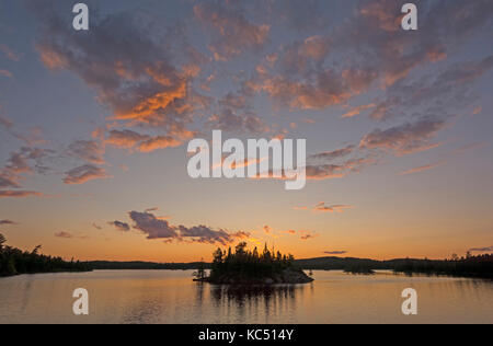 Sonnenuntergang im North Woods auf Saganagons See in Quetico Provincial Park in Kanada Stockfoto