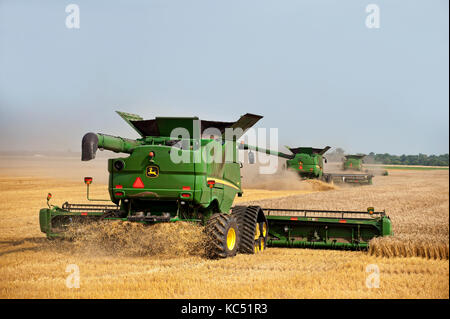 John Deere Mähdrescher Ernten von Weizen auf einem Bauernhof in Breckenridge, North Dakota Stockfoto