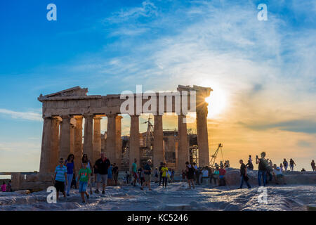 Touristen auf der Akropolis von Athen Stockfoto