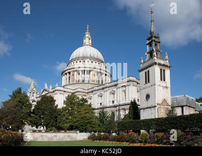 St Pauls Cathedral London. von Sir Christopher Wren entworfen und im Jahr 1711 abgeschlossen Stockfoto