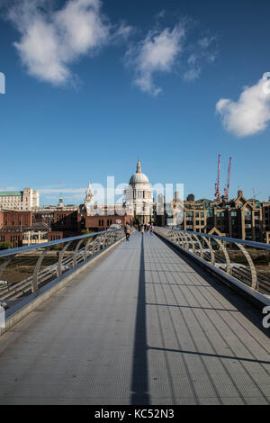 St Pauls Cathedral London. von Sir Christopher Wren entworfen und im Jahre 1711 abgeschlossen werden, da aus der ganzen milenium Brücke gesehen Stockfoto