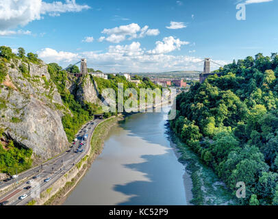 Luftaufnahme der Clifton Suspension Bridge über den Avon Gorge, Bristol, Großbritannien Stockfoto