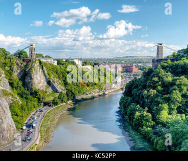 Luftaufnahme der Clifton Suspension Bridge über den Avon Gorge, Bristol, Großbritannien Stockfoto