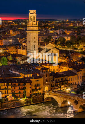Blick auf die Stadt von Verona bei Nacht mit der Dom Santa Maria Matricolare und die Römische Brücke Ponte Pietra über die Etsch, Verona, Venetien, Italien, Europa Stockfoto