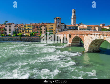 Blick auf die Stadt von Verona mit der Dom Santa Maria Matricolare und die Römische Brücke Ponte Pietra über die Etsch, Verona, Venetien, Italien, Europa Stockfoto