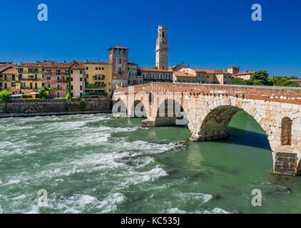 Blick auf die Stadt von Verona mit der Dom Santa Maria Matricolare und die Römische Brücke Ponte Pietra über die Etsch, Verona, Venetien, Italien, Europa Stockfoto