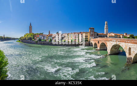 Blick auf die Stadt von Verona mit der Dom Santa Maria Matricolare und die Römische Brücke Ponte Pietra über die Etsch, Verona, Venetien, Italien, Europa Stockfoto