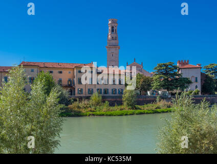 Blick auf die Stadt von Verona mit der Dom Santa Maria Matricolare auf der Etsch, Verona, Venetien, Italien, Europa Stockfoto