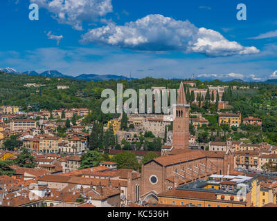 Blick vom Torre Dei Lamberti über die Stadt mit der Kirche Santa Anastasia, Verona, Venetien, Italien, Europa Stockfoto