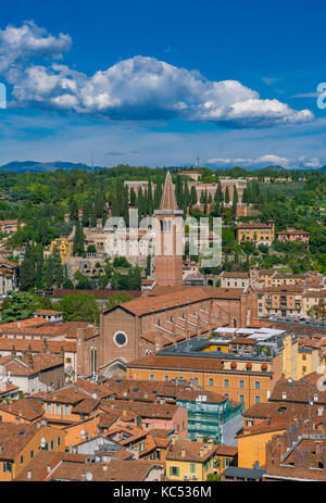 Blick vom Torre Dei Lamberti über die Stadt mit der Kirche Santa Anastasia, Verona, Venetien, Italien, Europa Stockfoto