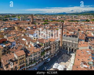 Blick vom Torre Dei Lamberti, Lamberti Turm, an der Piazza delle Erbe, Verona, Venetien, Italien, Europa Stockfoto