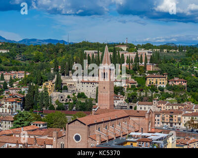 Blick vom Torre Dei Lamberti über die Stadt mit der Kirche Santa Anastasia, Verona, Venetien, Italien, Europa Stockfoto