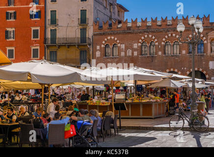 Restaurant auf der Piazza delle Erbe Square, Verona, Venedig, Italien, Europa Stockfoto