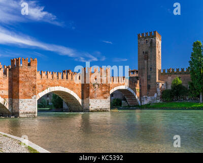 Ponte Scaligero oder Castelvecchio Brücke über die Etsch, Castelvecchio, Verona, Venetien, Italien, Europa Stockfoto