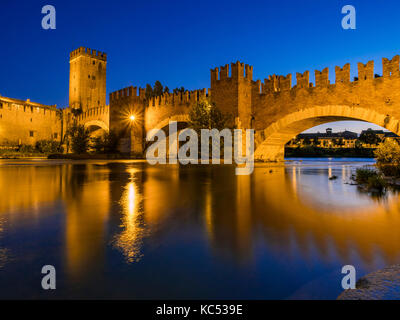 Ponte Scaligero oder Castelvecchio Brücke über die Etsch, bei Nacht, Castelvecchio, Verona, Venetien, Italien, Europa Stockfoto