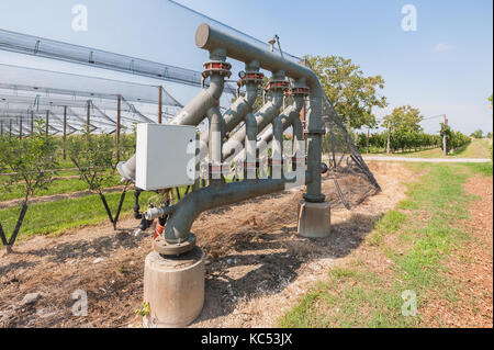 Hydraulische Anlagen für Tauch pumpen System in einem Obstgarten. Stockfoto