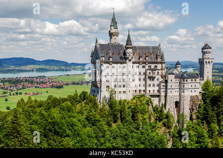 Schloss Neuschwanstein, im Hintergrund Forggensee, Schwangau, Ostallgäu, Allgäu, Schwaben, Oberbayern, Bayern, Deutschland Stockfoto