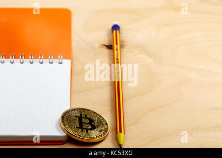 Die cryptocurrency bitcoin Münze auf Open notepad.Business Konzept Stockfoto