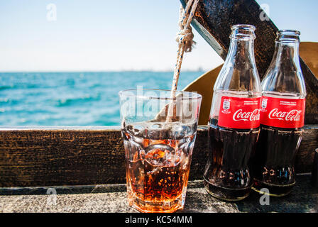 Thessaloniki, Griechenland - 06. Juni 2017: Zwei Gläser Coca-Cola auf dem Schiffskaffee mit Blick auf das Meer Stockfoto