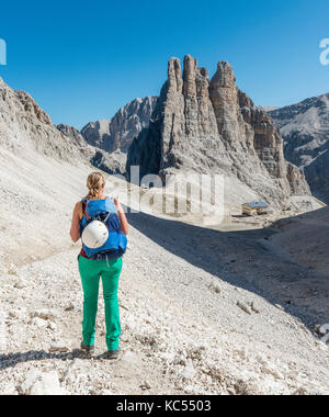 Wanderer auf der Abstieg vom Santner Klettersteig, vor gartl Hütte auf der Rückseite Klippen vajolett Türme, Rosengarten Gruppe Stockfoto