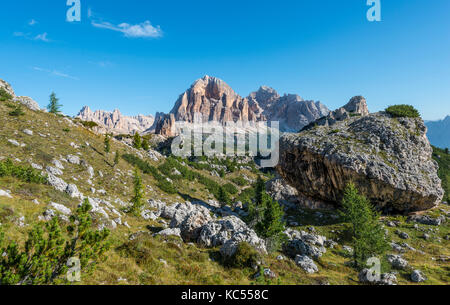 Wanderung zu den Nuvolau und Averau, Blick auf die tofana, Dolomiten, Südtirol, Trentino-Alto Adige, Italien Stockfoto