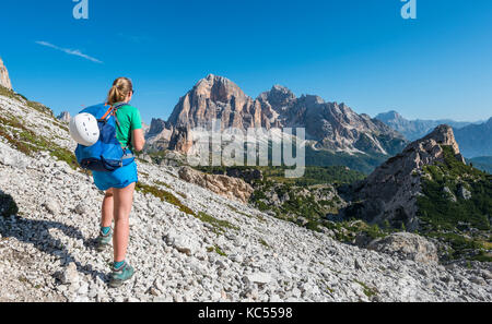 Frau auf Fußweg zu Nuvolau und Averau, Blick auf die tofana, Dolomiten, Südtirol, Trentino-Alto Adige, Italien Stockfoto