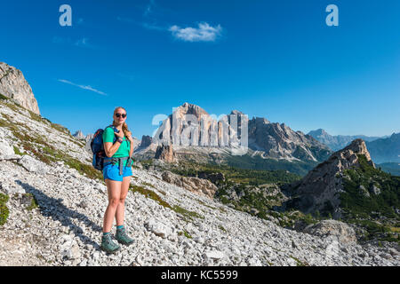 Frau auf Fußweg zu Nuvolau und Averau, Blick auf die tofana, Dolomiten, Südtirol, Trentino-Alto Adige, Italien Stockfoto