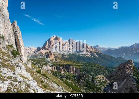 Wanderung zu den Nuvolau und Averau, Blick auf die tofana, Dolomiten, Südtirol, Trentino-Alto Adige, Italien Stockfoto