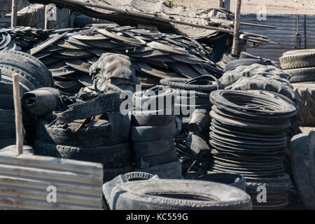 Ein Stapel der alten verrotteten Gummireifen in einer Garage in Gujarat, Indien. Stockfoto