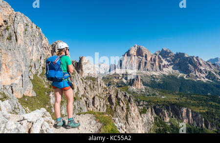 Frau auf Fußweg zu Nuvolau und Averau, Blick auf die tofana, Dolomiten, Südtirol, Trentino-Alto Adige, Italien Stockfoto