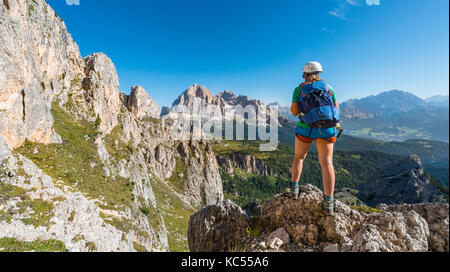 Frau auf Fußweg zu Nuvolau und Averau, Blick auf die tofana, Dolomiten, Südtirol, Trentino-Alto Adige, Italien Stockfoto