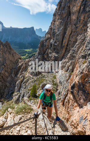 Frau auf Klettersteig zu Nuvolau und Averau, Blick auf die tofana, Dolomiten, Südtirol, Trentino-Alto Adige, Italien Stockfoto