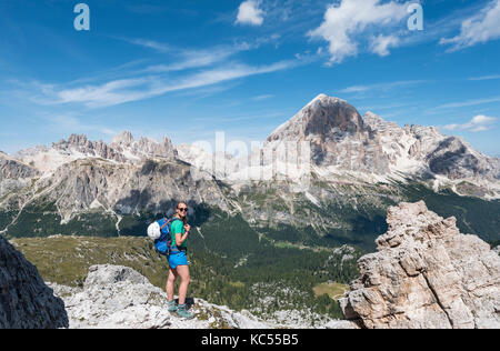 Frau auf Klettersteig zu Nuvolau und Averau, Blick auf die tofana, Dolomiten, Südtirol, Trentino-Alto Adige, Italien Stockfoto